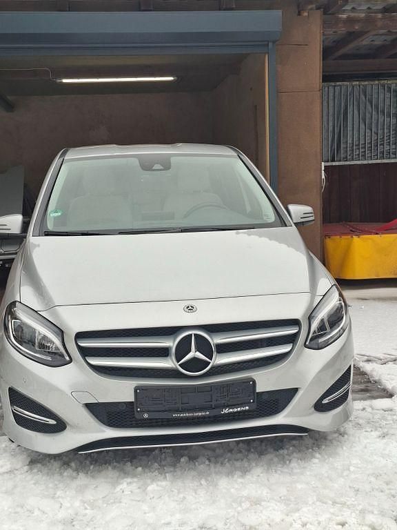 Gebraucht Mercedes B180 136 PS (100 kW) 2018 Silber Van / Kleinbus
