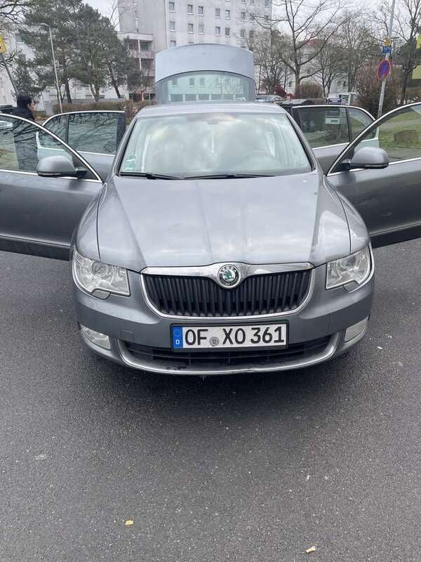 Grau Gebraucht 2011 Skoda Superb Ambition Limousine | 7.500 € (Guter Preis) - Bild 1/4