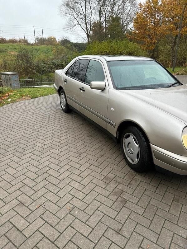 Gold Gebraucht 1998 Mercedes E240 Limousine | 3.500 € (Guter Preis) - Bild 1/4