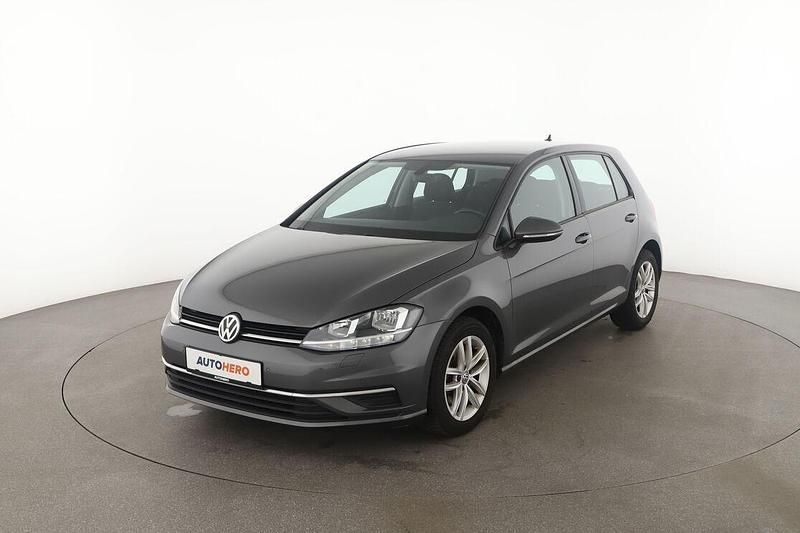 Grau Gebraucht 2017 VW Golf VII Comfortline Limousine | 12.760 € (Fairer Preis) - Bild 1/3