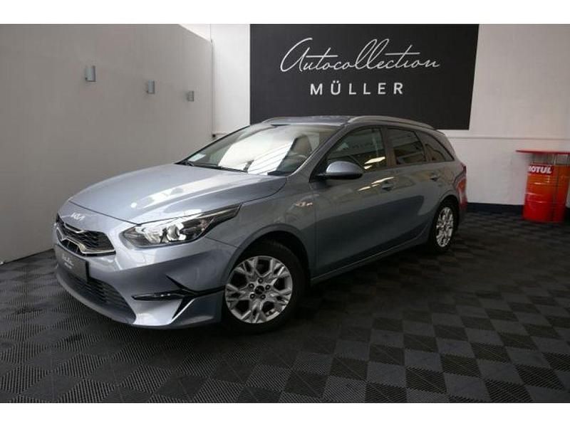 Gebraucht Kia Ceed 160 PS (117 kW) 2023 Lunar silver m (metallic) Kleinwagen