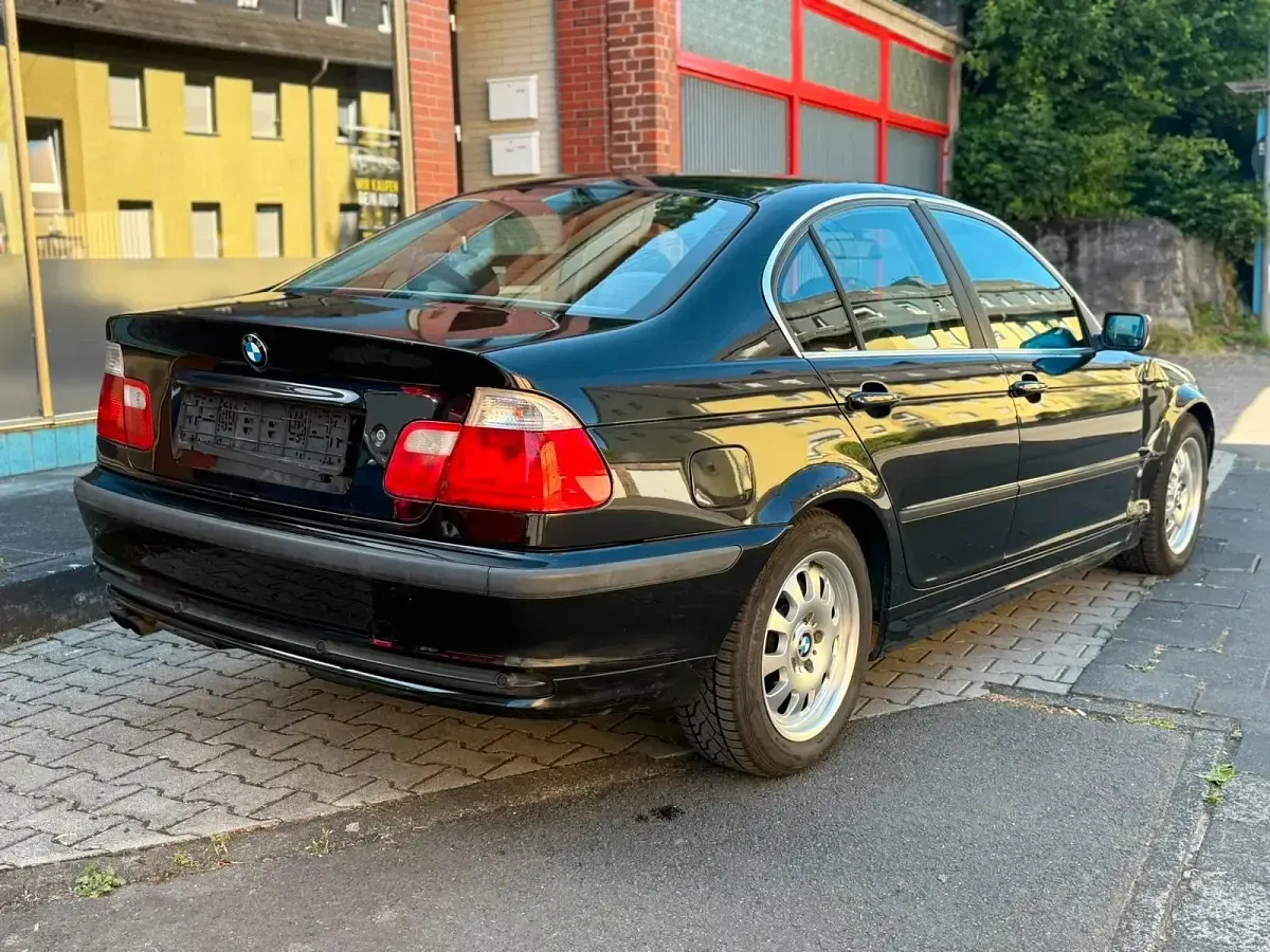 Gebraucht BMW 320 170 PS (125 kW) 2001 Schwarz Limousine