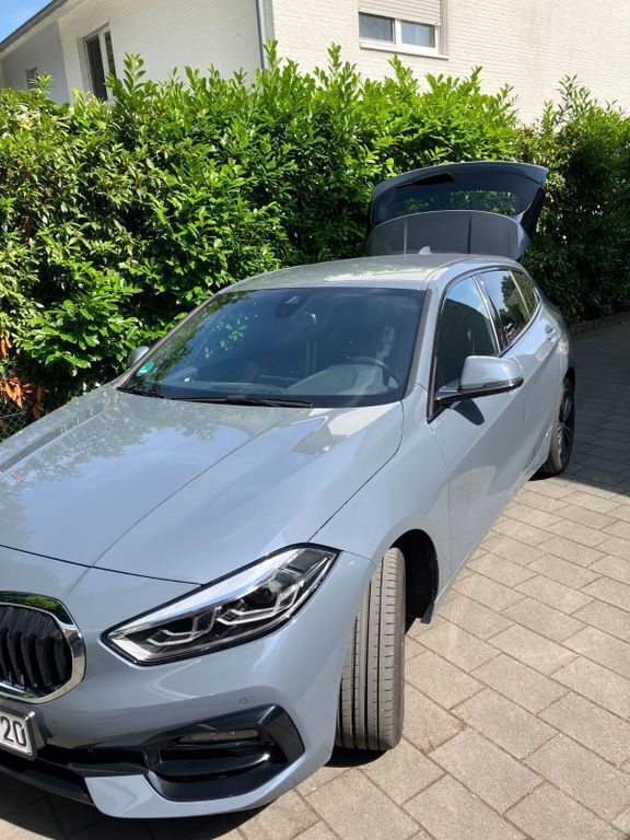 Grau Gebraucht 2022 BMW 118 Sport Line Kleinwagen | 21.990 € (Fairer Preis) - Bild 1/4