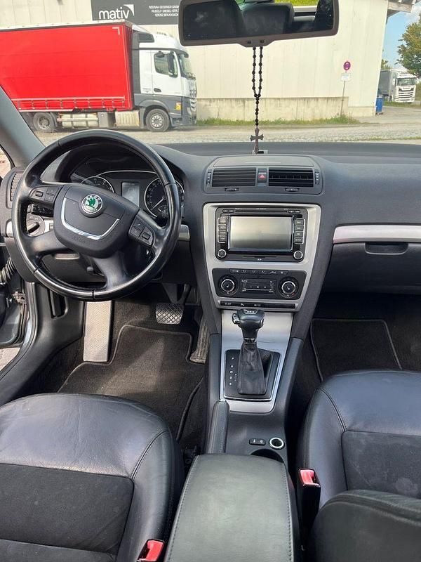 Gebraucht Skoda Octavia Elegance 160 PS (117 kW) 2011 Kombi
