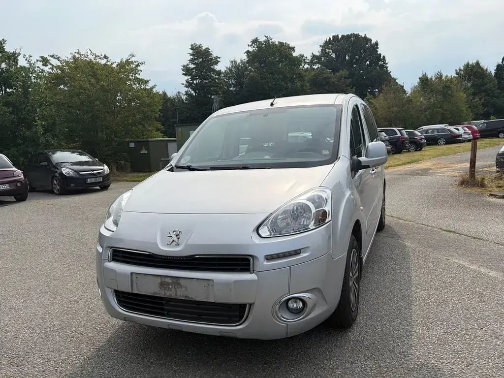 Gebraucht Peugeot TePee Active 92 PS (67 kW) 2015 Grau SUV