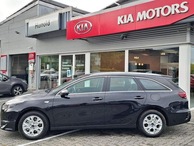 Neu Kia Ceed Sportswagon Vision 140 PS (102 kW) 2025 Schwarz Kombi