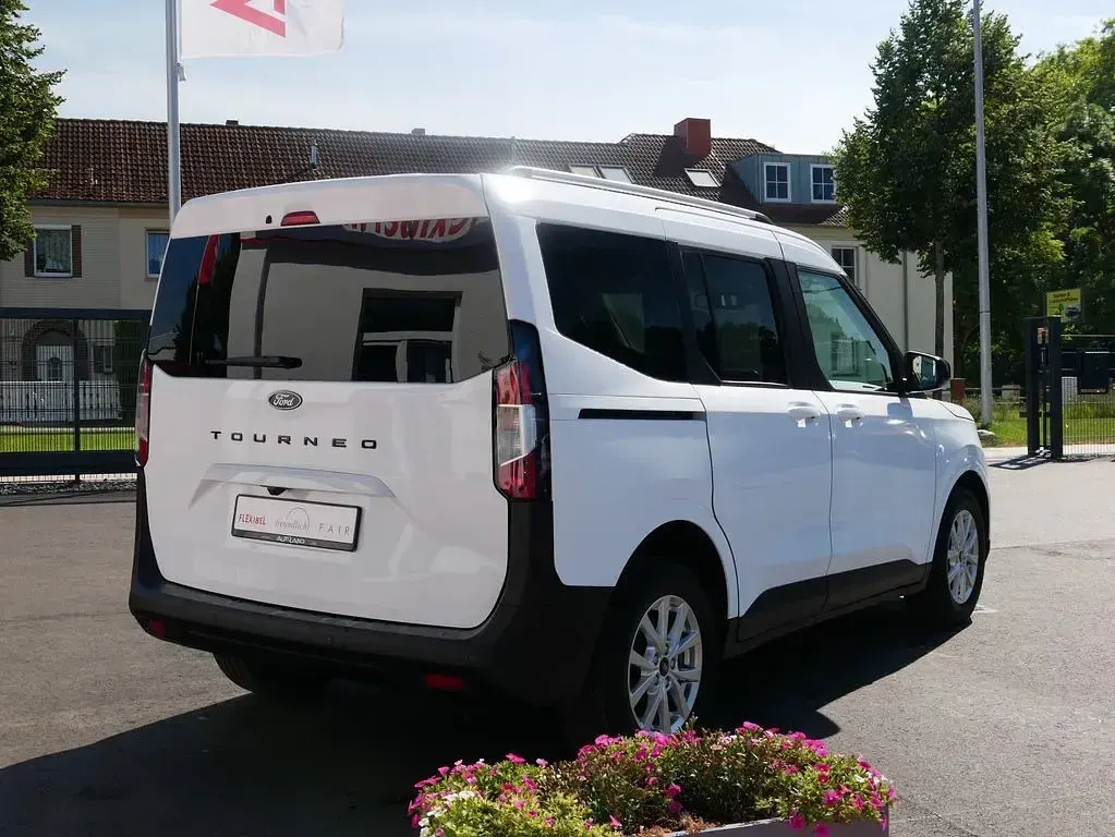 Neu Ford Tourneo Courier Titanium 125 PS (91 kW) 2026 Andere Van / Kleinbus