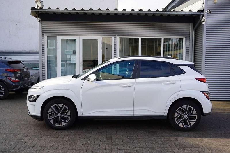 Gebraucht Hyundai Kona 100 kW (136 PS) 2023 Weiß SUV