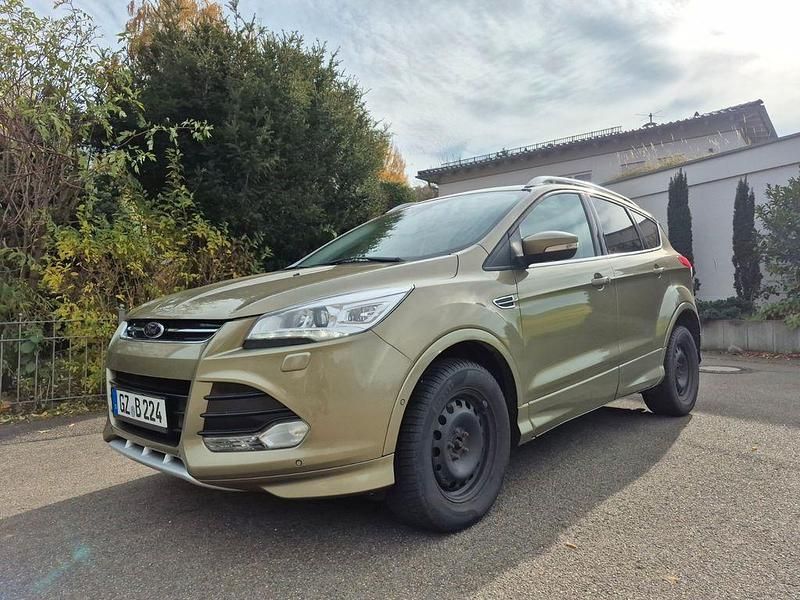 Grün Gebraucht 2015 Ford Kuga Individual SUV | 10.900 € (Fairer Preis) - Bild 1/4