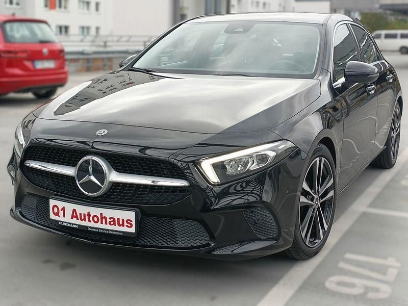 Nachtschwarz Gebraucht 2020 Mercedes A180 Edition 1 Limousine | 23.290 € (Fairer Preis) - Bild 1/4
