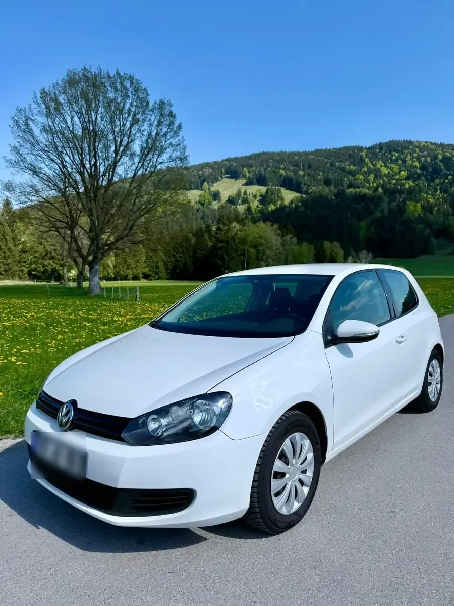 Gebraucht VW Golf VI 105 PS (77 kW) 2011 Weiß Kleinwagen