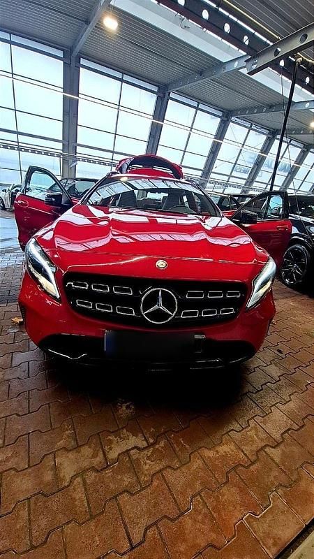 Gebraucht Mercedes GLA200 156 PS (114 kW) 2017 Rot SUV