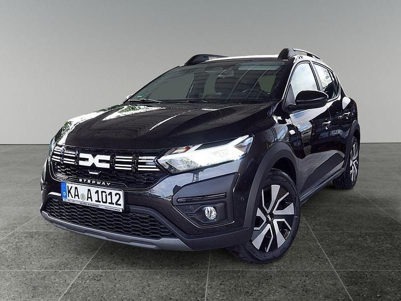 Schwarz Gebraucht 2025 Dacia Sandero Expression Limousine | 21.370 € (Teuer) - Bild 1/4