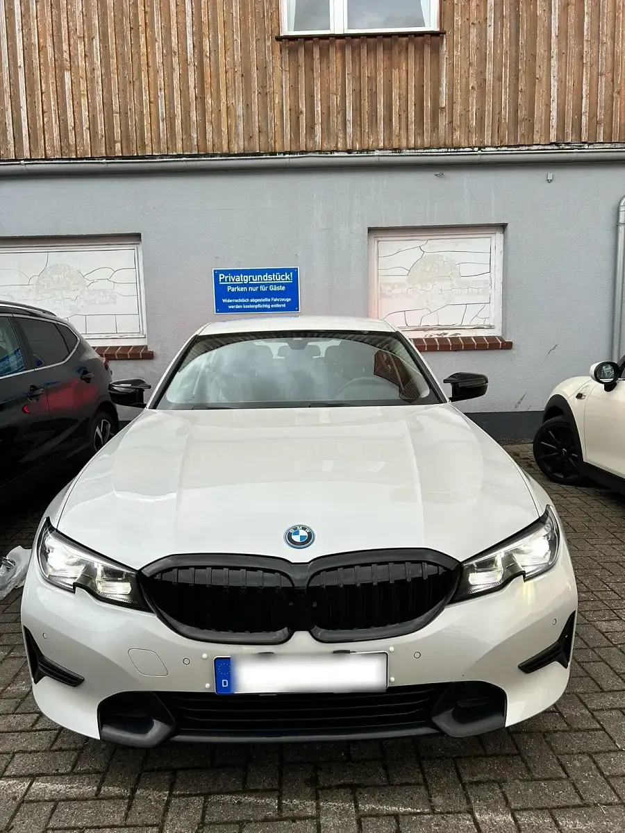 Gebraucht BMW 330e 292 PS (214 kW) 2022 Weiß Limousine