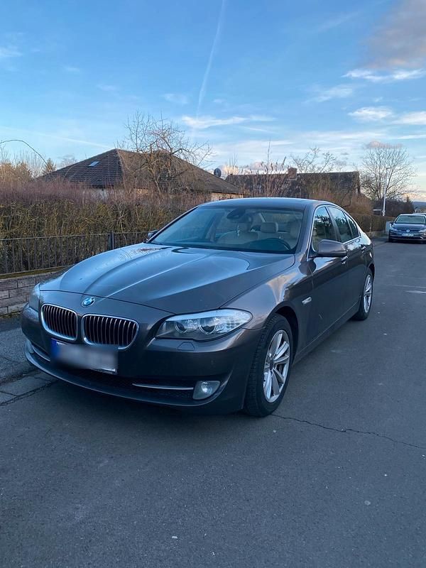 Gebraucht BMW 530 248 PS (182 kW) 2011 Braun Limousine