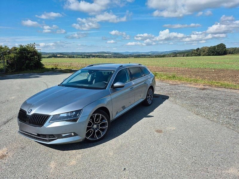 Grau Gebraucht 2019 Skoda Superb Kombi | 22.499 € (Superpreis) - Bild 1/4