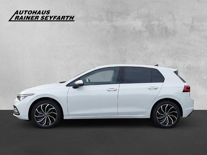 Gebraucht VW Golf VIII Active 131 PS (96 kW) 2022 Weiß Limousine