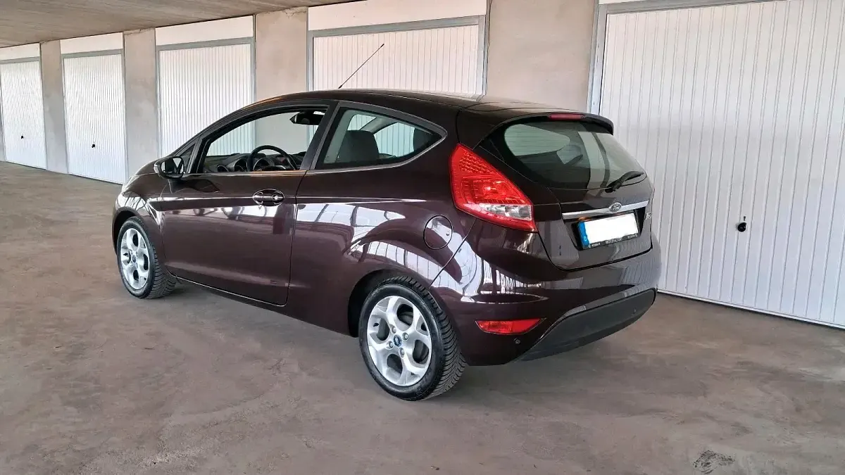 Usata Ford Fiesta Titanium 96 CV (70 kW) 2012 Viola Utilitaria