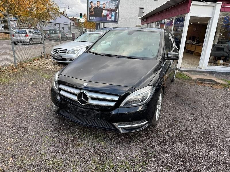 Schwarz Gebraucht 2012 Mercedes B200 Van / Kleinbus | 9.900 € (Fairer Preis) - Bild 1/4