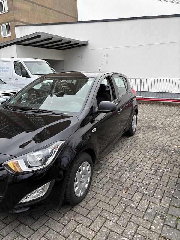 Gebraucht Hyundai i20 86 PS (63 kW) 2014 Schwarz Kleinwagen