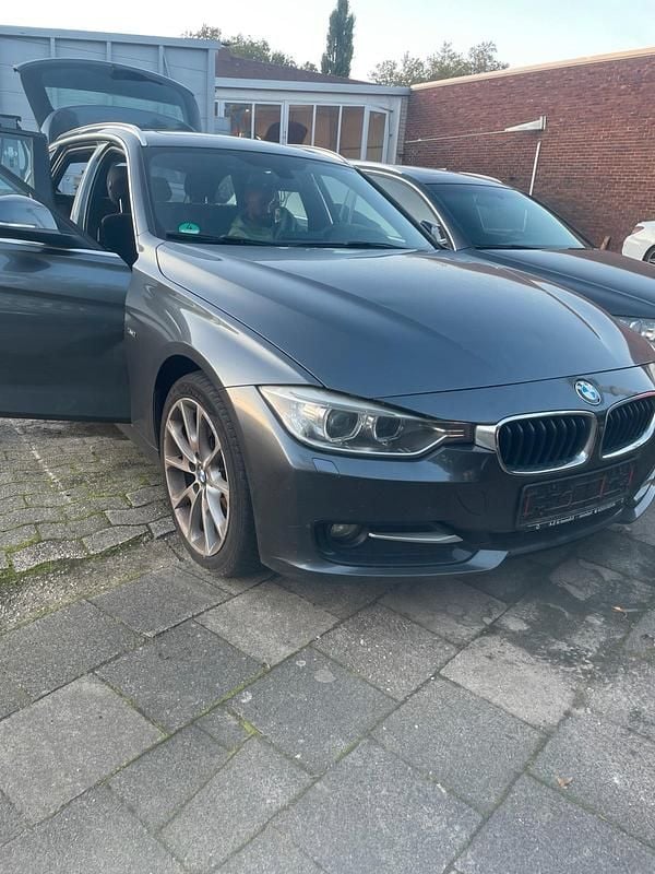 Grau Gebraucht 2013 BMW 320 Sport Line Kombi | 4.990 € (Fairer Preis) - Bild 1/4