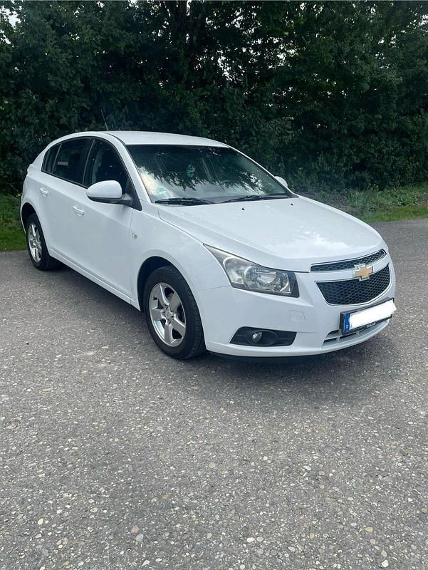 Weiß Gebraucht 2012 Chevrolet Cruze Limousine | 4.400 € (Fairer Preis) - Bild 1/4
