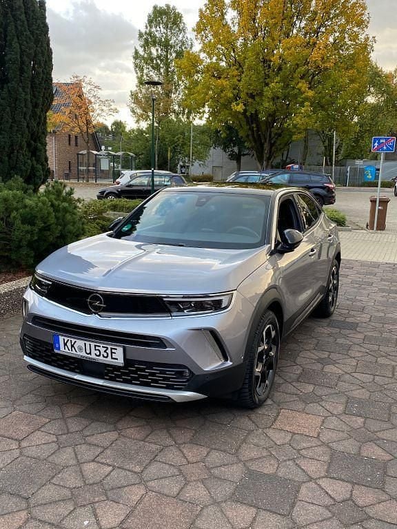 Grau Gebraucht 2021 Opel Mokka-e Ultimate SUV | 18.500 € (Fairer Preis) - Bild 1/4