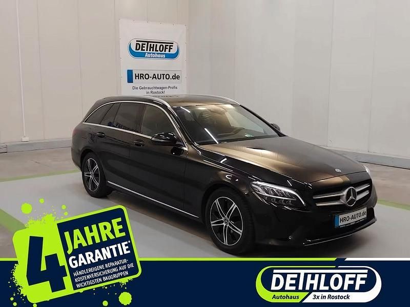 Obsidianschwarz metalliclack Gebraucht 2021 Mercedes C180 Avantgarde Kombi | 28.200 € (Fairer Preis) - Bild 1/4