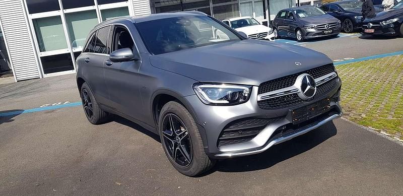 Grau Gebraucht 2020 Mercedes GLC300e SUV | 41.500 € (Teuer) - Bild 1/4