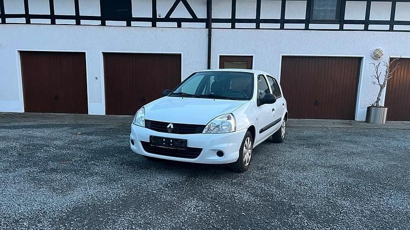 Weiß Gebraucht 2009 Renault Clio II Kleinwagen | 2.400 € (Guter Preis) - Bild 1/4