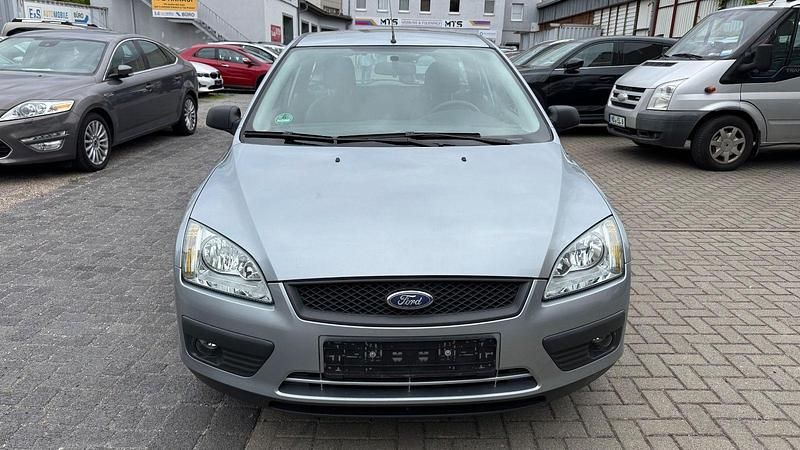 Silber Gebraucht 2005 Ford Focus Trend Kombi | 390 € (Superpreis) - Bild 1/4