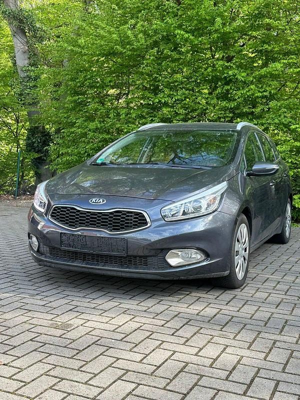 Grau Gebraucht 2013 Kia Ceed Kleinwagen | 4.399 € (Guter Preis) - Bild 1/4