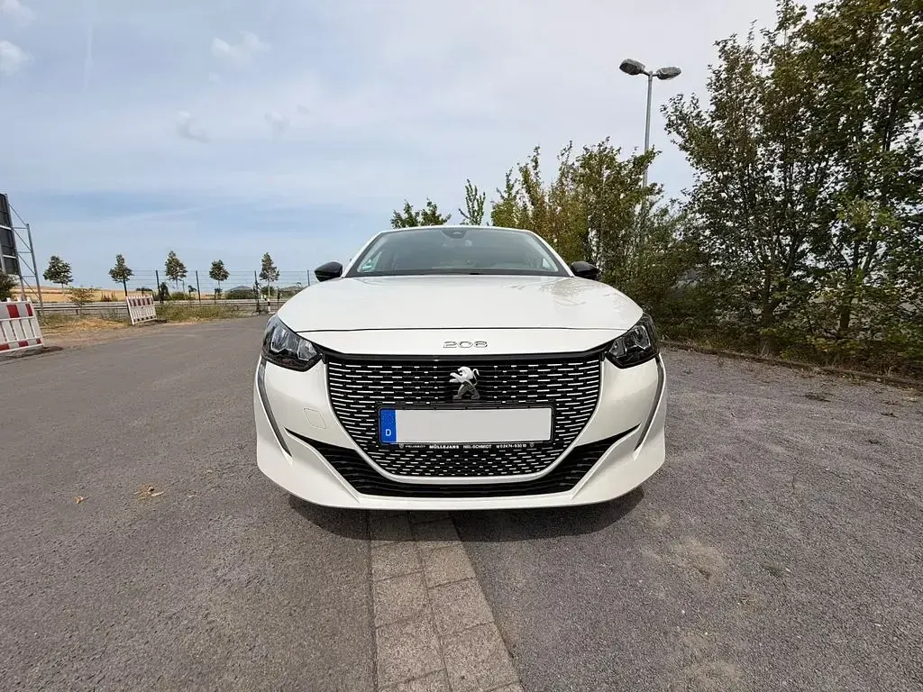 Gebraucht Peugeot e-208 Allure 100 kW (136 PS) 2022 Weiß Kleinwagen