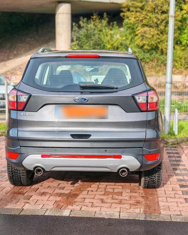 Gebraucht Ford Kuga 150 PS (110 kW) 2017 Grün SUV