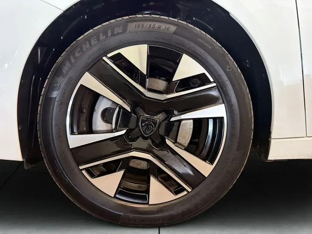 Gebraucht Peugeot 208 Allure 101 PS (74 kW) 2024 Weiß Kleinwagen