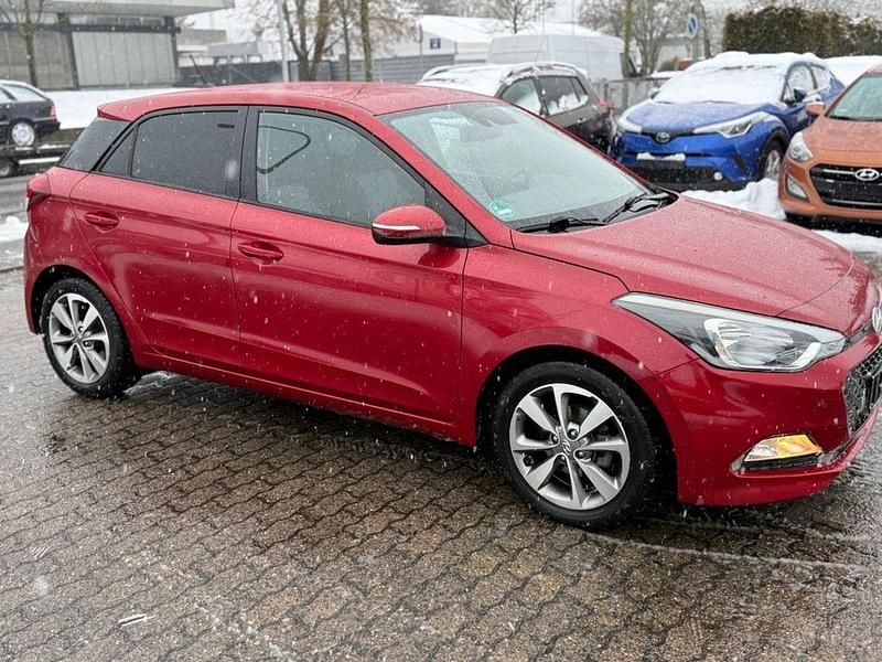 Rot Gebraucht 2015 Hyundai i20 YES! Limousine | 6.999 € (Fairer Preis) - Bild 1/4
