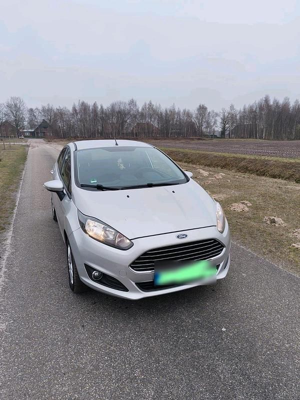 Gebraucht Ford Fiesta 80 PS (58 kW) 2014 Silber Kleinwagen