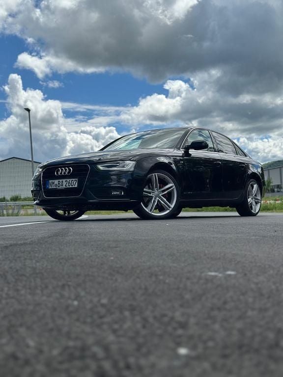 Schwarz Gebraucht 2013 Audi A4 Attraction Limousine | 11.700 € (Fairer Preis) - Bild 1/4