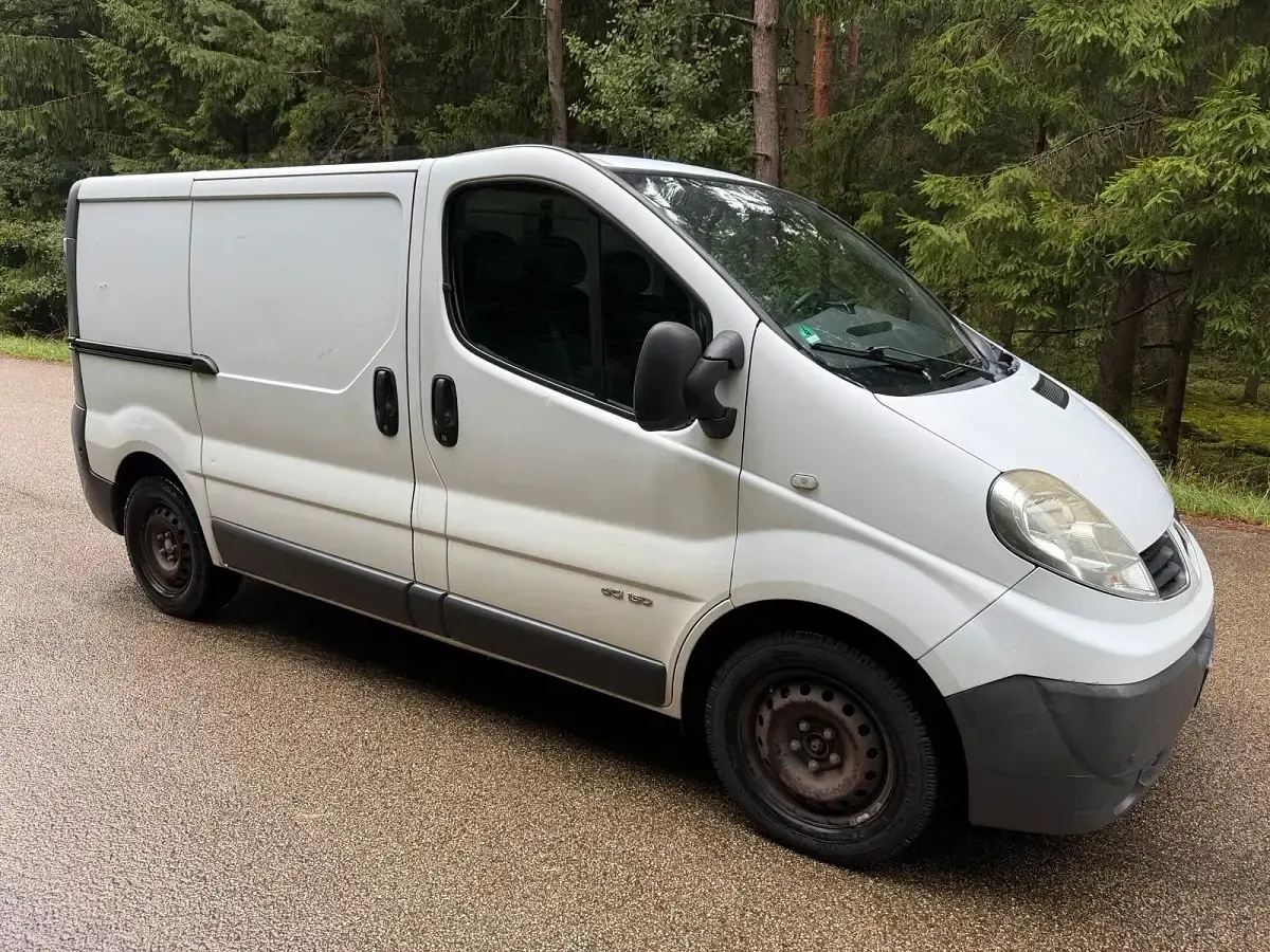 Second-hand Renault Trafic 145 CP (106 kW) 2007 Alb Monovolum