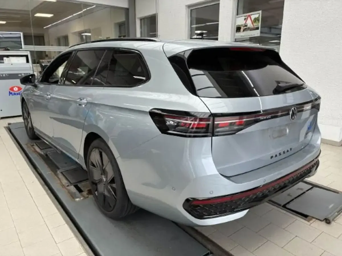 Gebraucht VW Passat R-line 193 PS (141 kW) 2024 Oyster silver metallic Kombi