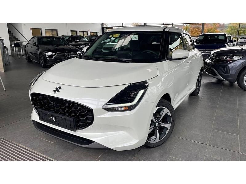 Weiß Gebraucht 2025 Suzuki Swift Comfort+ Kleinwagen | 17.970 € (Fairer Preis) - Bild 1/4
