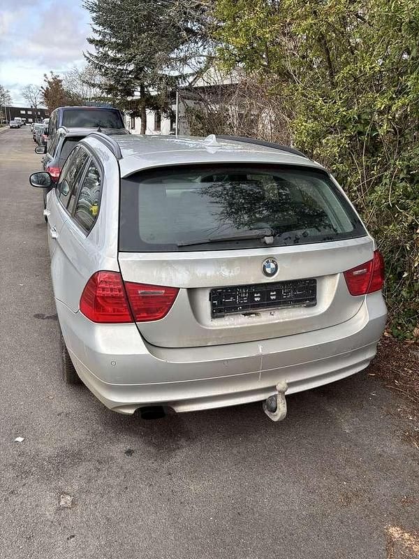 Gebraucht BMW 318 143 PS (105 kW) 2011 Grau Kombi