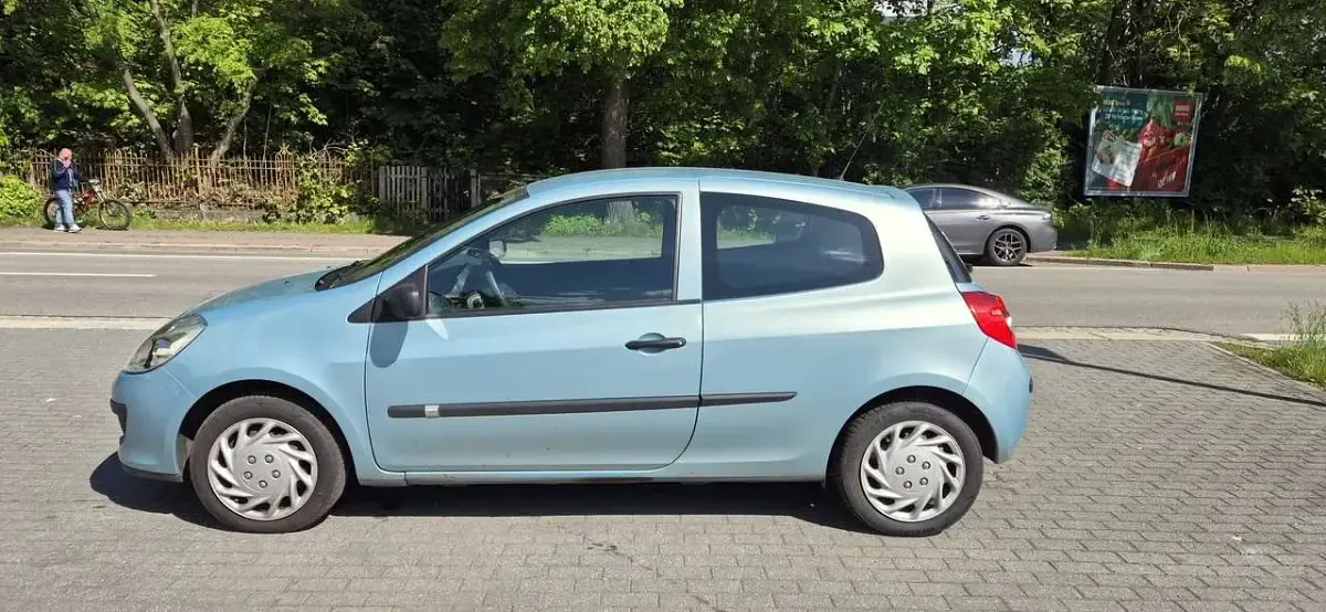 Gebraucht Renault Clio II Authentique 75 PS (55 kW) 2008 Blau "iceberg" Kleinwagen