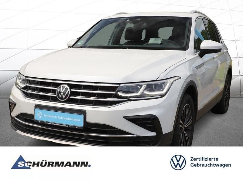 Oryxweiß perlmutteffekt (metallic) Gebraucht 2020 VW Tiguan Elegance SUV | 30.229 € (Fairer Preis) - Bild 1/4