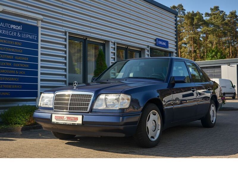 Azuritblau metallic (metallic) Gebraucht 1995 Mercedes E200 Limousine | 22.124 € - Bild 1/4