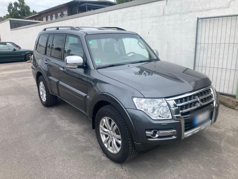 Grau Gebraucht 2016 Mitsubishi Pajero SUV | 17.900 € - Bild 1/4