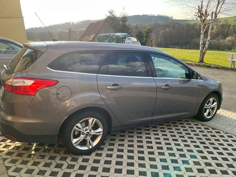 Gebraucht Ford Focus 125 PS (91 kW) 2012 Grau Kombi