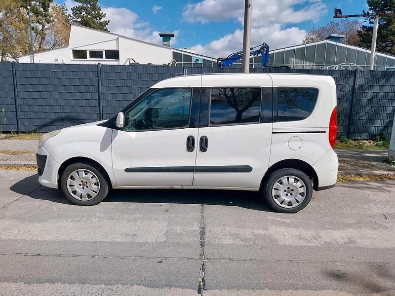 Gebraucht Fiat Doblò 105 PS (77 kW) 2019 Weiß Van / Kleinbus