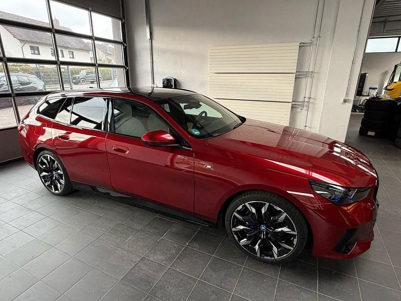 Gebraucht BMW i5 M Sport 250 kW (340 PS) 2024 Rot Kombi