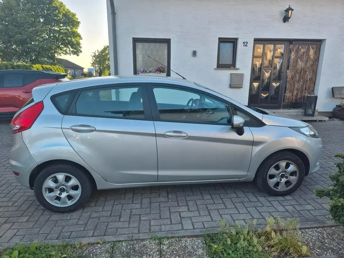 Gebraucht Ford Fiesta 82 PS (60 kW) 2011 Silber Kleinwagen